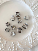 Load image into Gallery viewer, Assorted Metallic Claw Clip 😊

