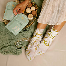 Load image into Gallery viewer, Repairing Foot Mask with Shea Butter Palo Santo &amp; Peppermint

